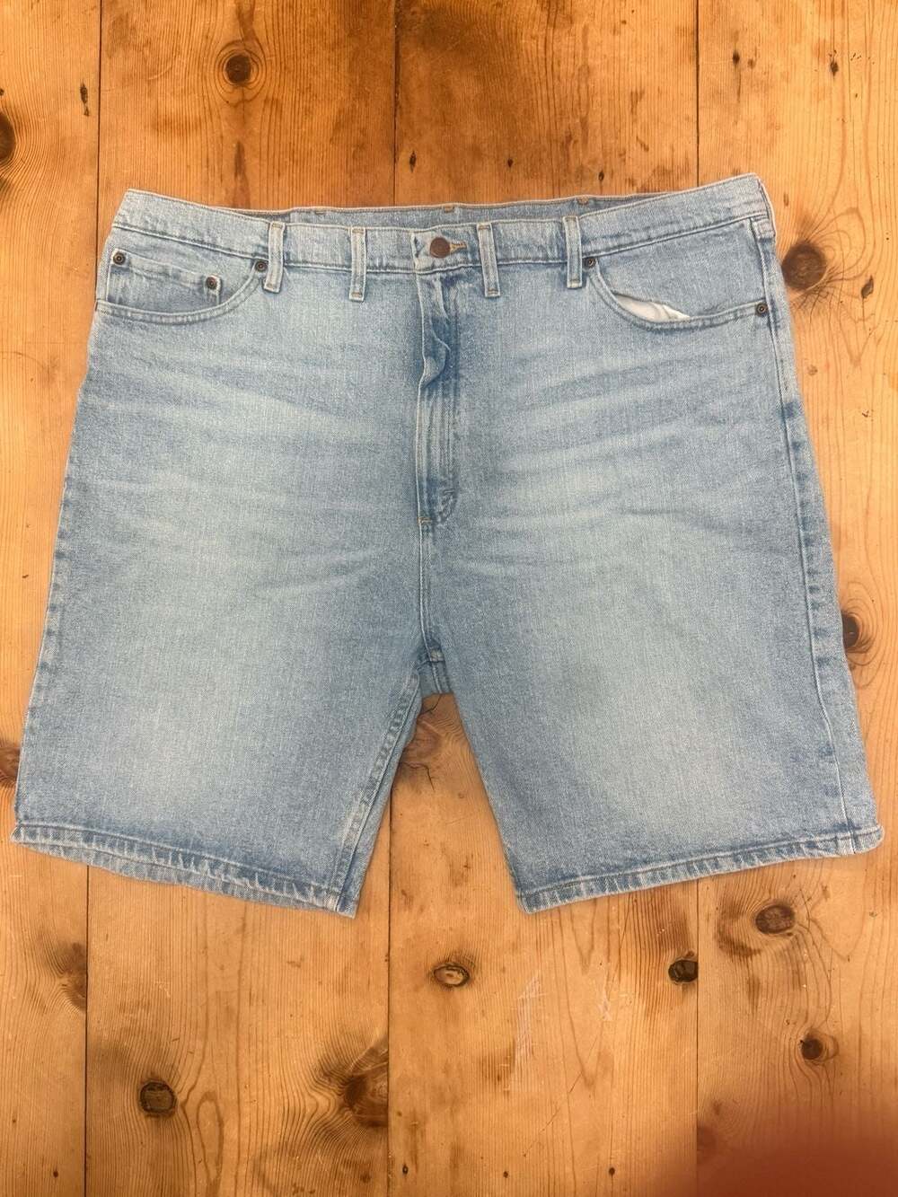 Wrangler Men's Premium Quality Relaxed Fit Denim Shorts Light Wash -  Size 46